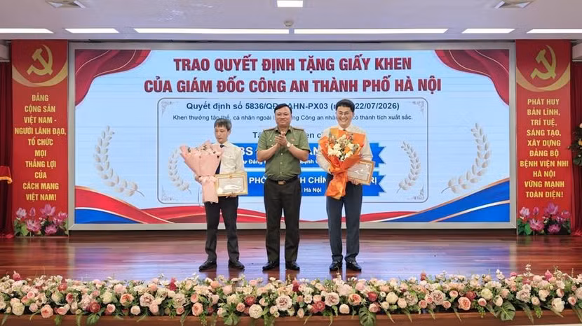 Đại tá Nguyễn Tiến Đạt, Phó Giám đốc CATP trao khen cho các cá nhân