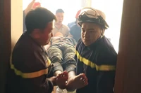 Kịp thời giải cứu nam thanh niên mắc kẹt trong thang tời hàng 