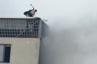 2 thanh niên dũng cảm phá mái tôn tầng thượng, giải cứu người mắc kẹt trong đám cháy ở Lĩnh Nam