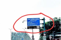 Sau phản ánh của Báo An ninh Thủ đô: UBND phường Bồ Đề kiến nghị tháo dỡ biển quảng cáo “bám” cột tín hiệu giao thông