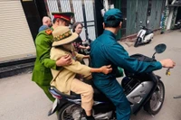 Tận tình hỗ trợ cử tri già yếu, Công an phường Ngọc Hà để lại dấu ấn đẹp trong ngày bầu cử