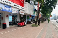 Phố phường Bồ Đề 'thay da, đổi thịt' dịp giáp Tết