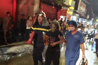 Kịp thời giải cứu 7 người mắc kẹt trong vụ cháy nhà dân ở đường Lĩnh Nam