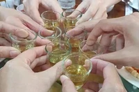 Lo ngại ngộ độc rượu bia dịp cuối năm do các bữa liên hoan triền miên