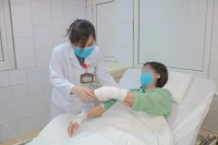 Mua gói bột hóa chất thông bồn cầu trên mạng về sử dụng, người phụ nữ ở Hà Nội bị bỏng nặng