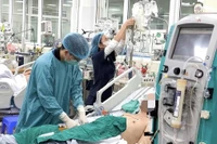 Cứu sống một giảng viên người nước ngoài bị sốc nhiễm khuẩn, viêm phổi nặng