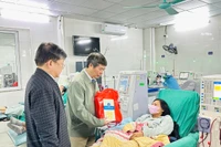 Lãnh đạo BHXH Việt Nam và Hà Nội trao tặng 58 suất quà cho bệnh nhân BHYT có hoàn cảnh khó khăn