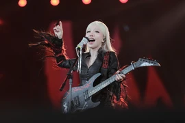 Phùng Khánh Linh "bùng nổ" trên sân khấu "GENfest" Hà Nội