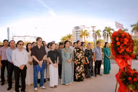 Ban tổ chức DANAFF IV dâng hương tri ân các Anh hùng liệt sĩ trước lễ khai mạc