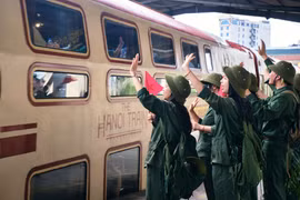 Chuyến tàu đoàn viên chạm vào ký ức viết tiếp tự hào