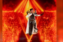 Tùng Dương hát nhạc "remix", đu dây, tiết lộ ý định tổ chức liveshow tại Sân vận động