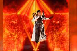 Tùng Dương hát nhạc "remix", đu dây, tiết lộ ý định tổ chức liveshow tại Sân vận động