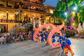 NSND Trọng Trinh cùng đoàn nghệ thuật lân sư rồng lan tỏa bản sắc Việt