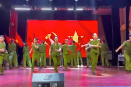 Ca khúc "Công an Thủ đô vì bình yên cuộc sống" vang lên trên sân khấu "Hà Nội bình yên"