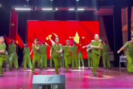 Ca khúc "Công an Thủ đô vì bình yên cuộc sống" vang lên trên sân khấu "Hà Nội bình yên"