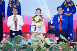 Phương Mỹ Chi nhận danh hiệu "Thanh niên tiên tiến TP.HCM làm theo lời Bác"
