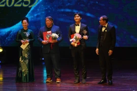  "Cánh Diều Vàng 2025" diễn ra lặng lẽ, "Mưa đỏ" bội thu