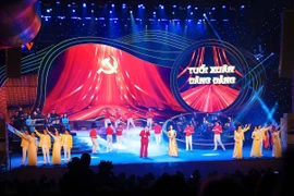 “Với Đảng vẹn toàn niềm tin yêu” – bản hòa ca chính luận lắng đọng tại Nhà hát Hồ Gươm