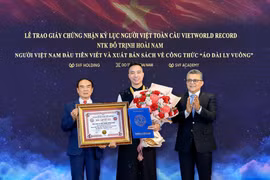 NTK Đỗ Trịnh Hoài Nam nhận "Kỷ lục Toàn cầu" cho công trình “Công thức áo dài ly vuông”, đánh dấu hành trình đưa tri thức áo dài Việt Nam đến với bạn bè quốc tế