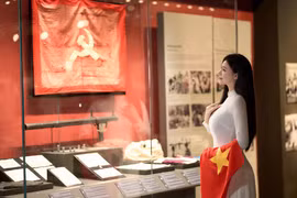 Á khôi Đinh Thị Phương Anh rạng rỡ trong bộ ảnh áo dài tự hào mừng đại lễ 30/4