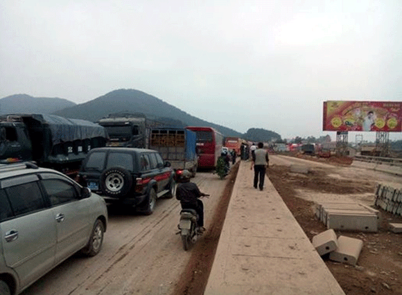 Xe khách “đối đầu” xe tải, hơn 20 hành khách thoát chết ảnh 2