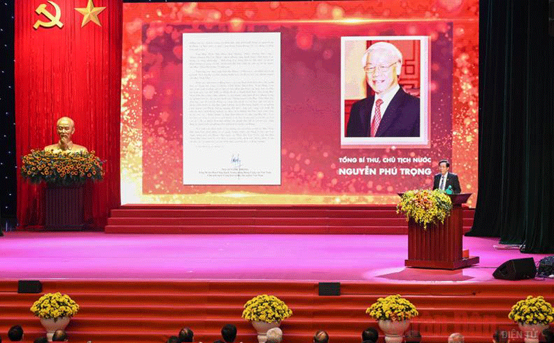 Đồng chí Thuận Hữu, Tổng Biên tập Báo Nhân Dân, Phó Trưởng ban Tuyên giáo T.Ư, Chủ tịch Hội Nhà báo Việt Nam công bố Thư chúc mừng của Tổng Bí thư, Chủ tịch nước Nguyễn Phú Trọng tại lễ kỷ niệm. Đồng chí Thuận Hữu, Tổng Biên tập Báo Nhân Dân, Phó Trưởng ban Tuyên giáo T.Ư, Chủ tịch Hội Nhà báo Việt Nam công bố Thư chúc mừng của Tổng Bí thư, Chủ tịch nước Nguyễn Phú Trọng tại lễ kỷ niệm.