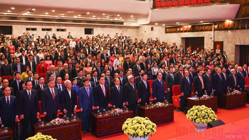 Các đại biểu làm lễ chào cờ. Các đại biểu làm lễ chào cờ.