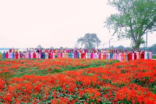 Duyên dáng phụ nữ Công an Thủ đô trong ngày hội tôn vinh phái đẹp