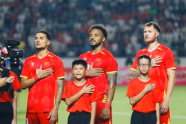 Bộ ba cầu thủ Brazil nhập tịch cùng ra sân (Ảnh: Song Ngư/Vietnamnet)