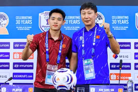 HLV Kim Sang-sik và tiền đạo Đình Bắc cùng thể hiện quyết tâm chiến thắng (Ảnh: VFF)