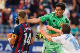 Thủ môn đấm tím mặt cầu thủ ở giải Tây Ban Nha