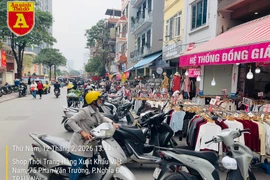 Hàng quán lấn chiếm, 'bóp nghẹt' lòng đường phố Phan Văn Trường