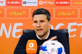 Đập bàn mắng trọng tài, HLV trưởng CLB Ninh Bình nhận án kỷ luật