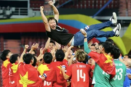 HLV Kim Sang-sik lập 2 kỳ tích chưa từng có