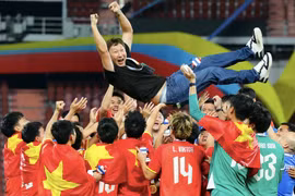 HLV Kim Sang-sik lập 2 kỳ tích chưa từng có