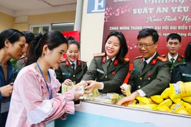 Những 'suất ăn yêu thương' thắm đượm nghĩa tình Công an Thủ đô