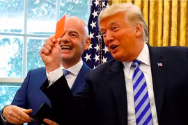 Tiền đạo Mỹ được hoãn treo giò sau khi Tổng thống Trump gọi điện cho Chủ tịch FIFA