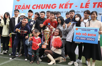 Nhà vô địch THPT Phan Huy Chú ăn mừng đầy cảm xúc