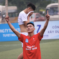 Nhà vô địch THPT Phan Huy Chú ăn mừng đầy cảm xúc