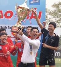 Nhà vô địch THPT Phan Huy Chú ăn mừng đầy cảm xúc