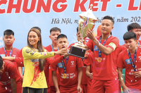 Nhà vô địch THPT Phan Huy Chú ăn mừng đầy cảm xúc