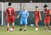 [ẢNH] Thầy Park đá bóng 