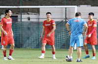 [ẢNH] Thầy Park đá bóng 