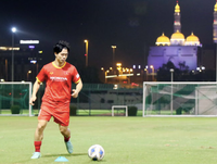 [ẢNH] Thầy Park đá bóng 