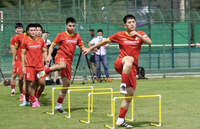 [ẢNH] Thầy Park đá bóng 