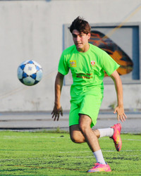 Chàng 'Tây' trên sân bóng đá học sinh là ai?