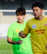 Chàng 'Tây' trên sân bóng đá học sinh là ai?