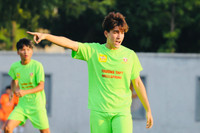 Chàng 'Tây' trên sân bóng đá học sinh là ai?