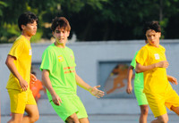 Chàng 'Tây' trên sân bóng đá học sinh là ai?