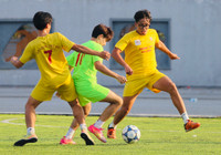 Chàng 'Tây' trên sân bóng đá học sinh là ai?